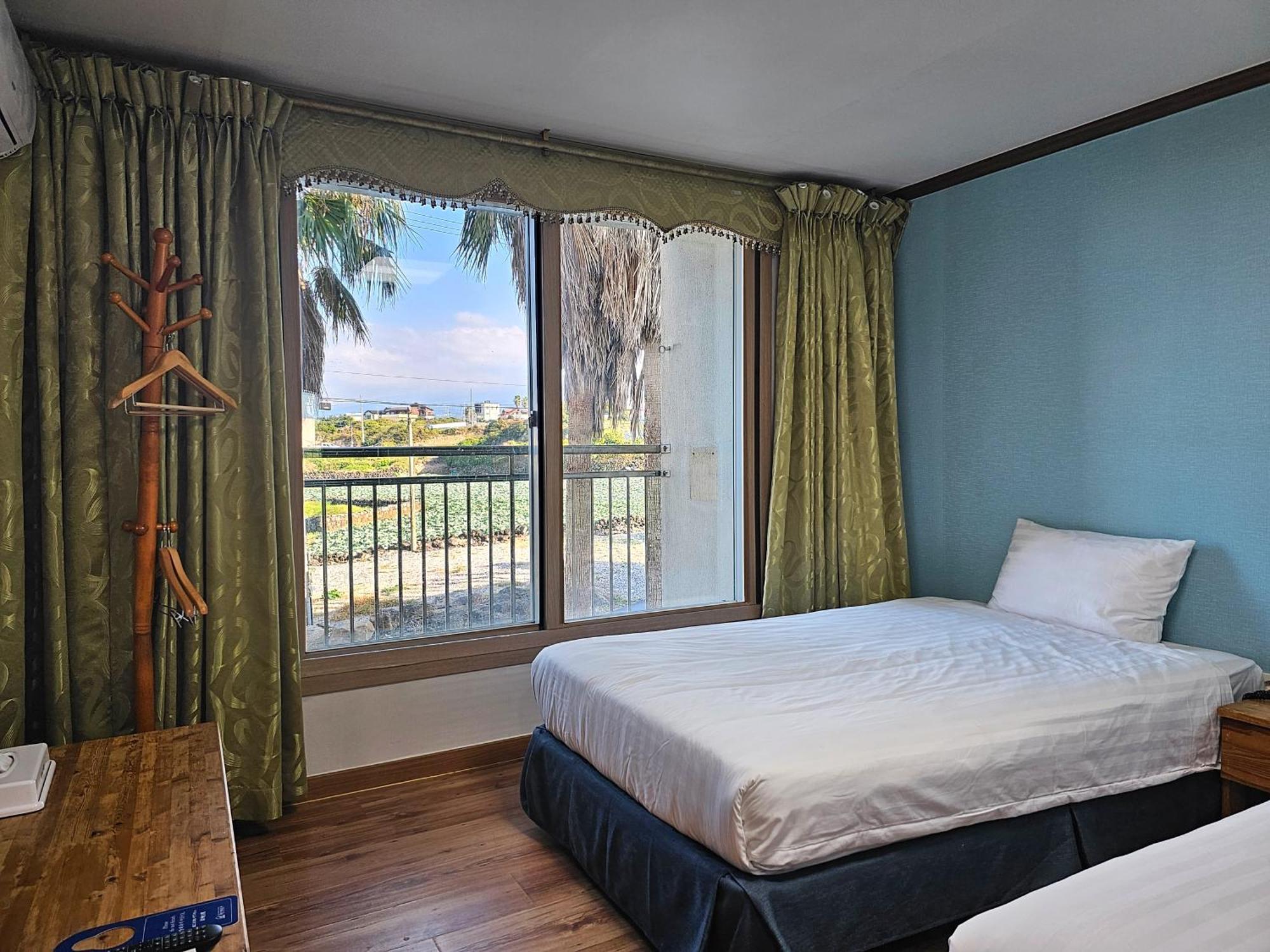 Sea Cliff Hotel Чеджудо Номер фото